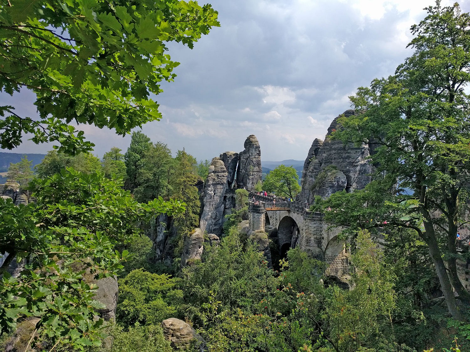 pSicherlich-eines-der-Highlights-im-Elbsandsteingebirge-Die-BasteinbspDer-Aufsteignbspvon-Stadt-Wehlen-hier-hoch-ist-recht-ordentlichnbspDer-Malerweg-fuumlhrt-uns-direkt-uumlber-die-Bruumlcke-vorbei-an-tollen-Aussichten-ins-Elbtal-und-auf-die-bizarren-Felsformationen-Die-Anstrengungen-sind-damit-fast-vergessennbspnbspp