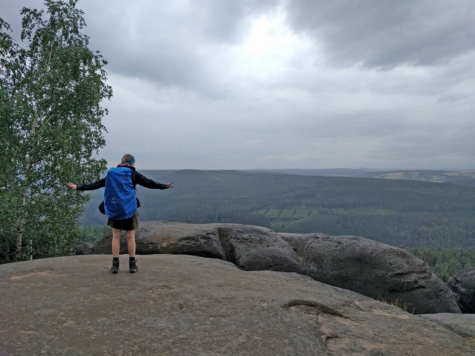 pAuf-Etappe-7-geht-es-sportlichnbspuumlber-Leitern-durch-das-quotNadeloumlhrquot-keine-Sorge-auch-hier-passten-wir-mit-50-l-Rucksack-durch-rauf-auf-den-Pfaffenstein-Das-Wetter-taucht-alles-in-ein-voumlllig-neues-Licht-Wir-sind-fasziniert-und-quetschen-uns-durch-eine-weitere-Felsspalte-um-zu-diesernbspAussicht-an-dernbspBarbarine-zu-gelangennbspp