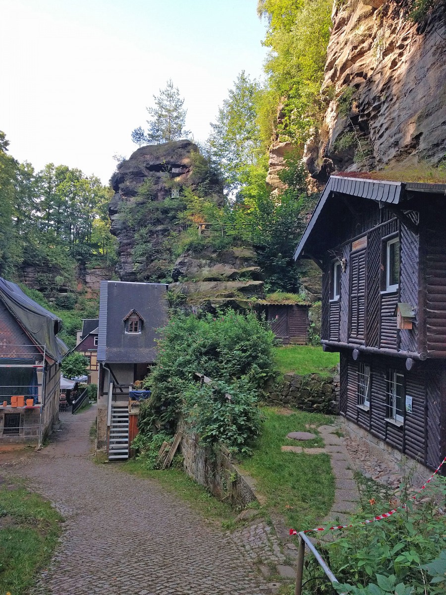 pNach-einem-Anstieg-am-Amselfall-vorbeinbsperreichen-wir-eine-besondere-Uumlbernachtungsstaumltte-Die-Rathewalder-MuumlhlenbspDie-alten-Gebaumlude-der-ehemaligen-Muumlhle-werdennbsprestauriert-und-fuumlr-Nachtquartiere-hergerichtet-Wir-schlafen-im-quotKuhstallquot-und-koumlnnen-die-einfache-aber-besondere-Uumlbernachtungnbspwaumlrmstens-Empfehlenppa-hrefhttpsrathewalder-muehlede-targetblankwwwrathewalder-muehledeap