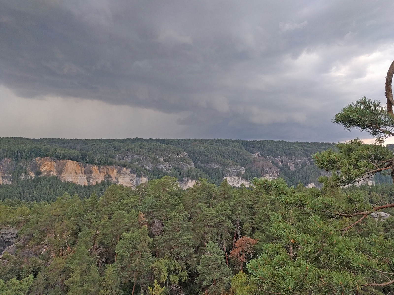 pVom-Rauenstein-aus-kann-man-die-Bastei-sichten-Doch-die-Wolken-versprechen-nichts-Gutes-und-wirnbsplaufen-den-Gratweg-zuumlgig-ab-Nach-einem-ungewoumlhnlich-moderaten-Abstieg-erreichen-wirnbspunsernbspZiel-Stadt-Wehlen-Bis-Pirna-ist-es-jetzt-nicht-mehr-weitnbspp