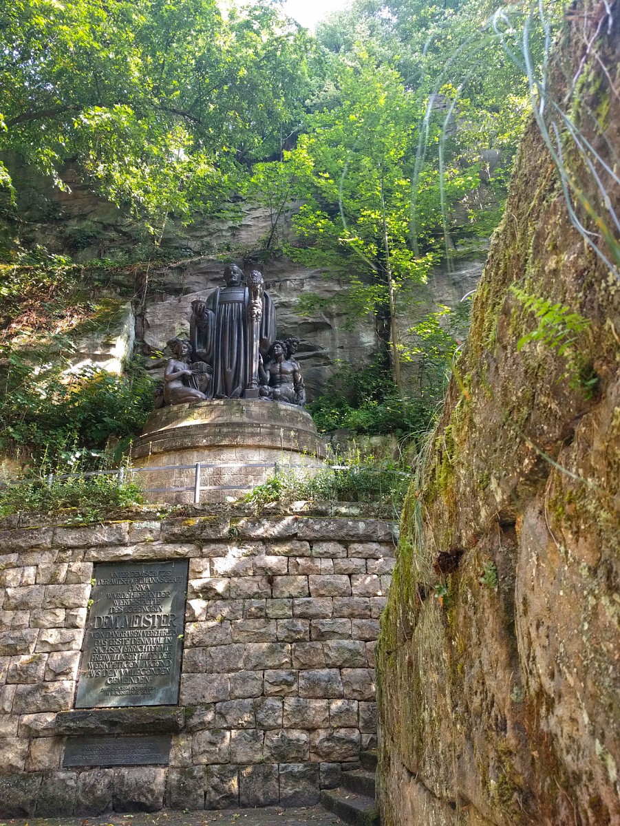 pNeben-dem-Rauschen-der-kleinen-Wasserstufen-ertoumlnen-klassische-Klaumlnge-Am-Richard-Wagner-Denkmal-wird-die-Prelude-zu-Lohengrin-gespielt-Seltsam-schoumln-denken-wir-uns-und-entfernen-uns-von-der-Musik-in-Richtung-Naturrauschennbspp