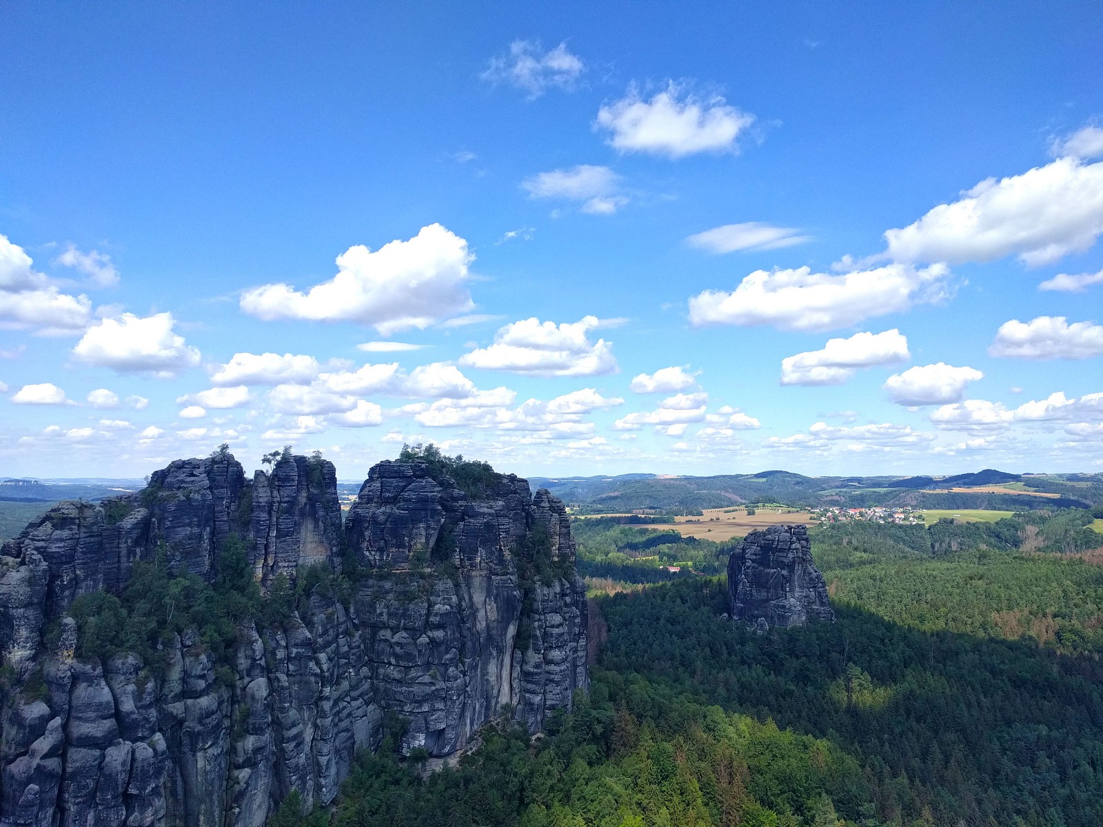 pEin-weiteres-Highlight-sind-die-Schrammsteine-auf-Etappe-4-Unser-Chefredakteur-Thorsten-Hoyer-empfahl-uns-den-Aufstieg-uumlber-den-Wildschuumltzensteig-und-wir-koumlnnen-nur-bestaumltigen-dass-das-Klettern-uumlber-Leitern-und-durch-schmale-Felsengaumlnge-unglaublich-viel-Spaszlig-gemacht-hat-Oben-erwartet-uns-diese-herrliche-AussichtppHinweis-Der-Wildschuumltzensteig-ist-auch-gut-mit-einem-50l-Rucksack-zu-erklimmenp