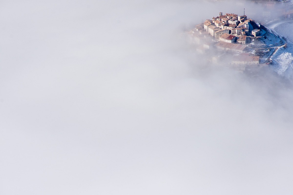 pquotCasteluccio-in-the-cloudsquot-E1-in-Italienbr-Fotograf-Stefani-Lucchettibr-Gesamtgewinner--und-Siegerfoto-in-der-Kategorie-emKultur-und-Landschaftemp