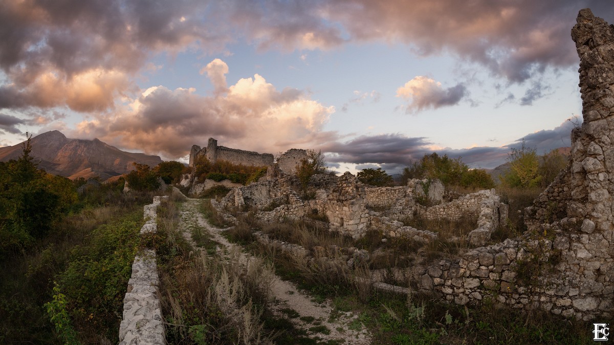 pquotAlbe-Vecchia-and-Orsini-Castlequot-E1-in-Italienbr-Fotograf-Ermanno-Colasantebr-Nominiert-in-der-Kategorie-emKultur-und-Landschaftemp