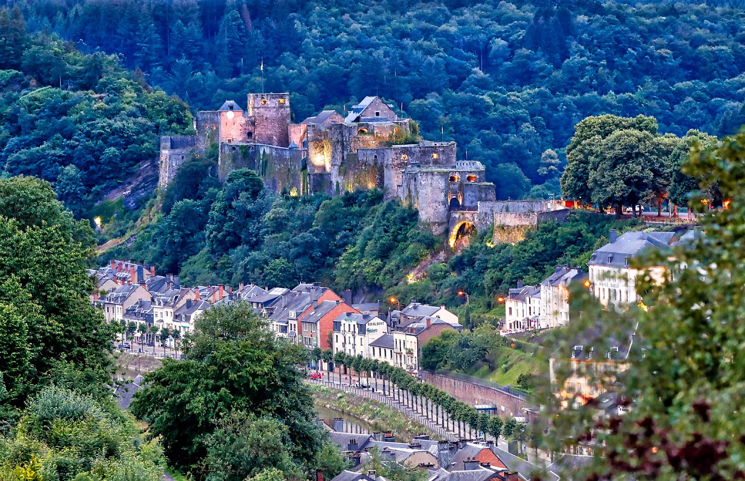 pDie-praumlchtige-Burg-des-Kreuzritters-Gottfried-thront-bereits-seit-einem-Jahrtausend-uumlber-der-sehenswerten-Stadt-Bouillon-die-durch-den-typischen-wilden-Ardennen-Fluss-Semois-durchzogen-wird-copy-WBT-Holger-Bernertp