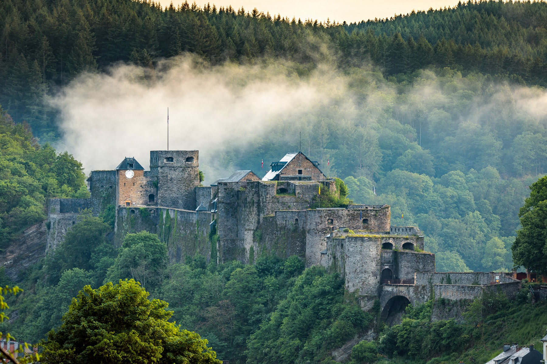 pWanderer-haben-es-gut-in-den-belgischen-Ardennen-idyllische-Doumlrfer-und-Kurorte-zum-Entspannen-Kulinarik-fuumlr-Feinschmeckernbspundnbspgut-markierte-Wanderrouten-die-uns-den-Weg-zu-purem-Naturgenuss-weisen-Das-Foto-zeigt-die-praumlchtige-Burg-von-Bouillonbr-copy-WBT-Daniel-Elkebr-nbspp