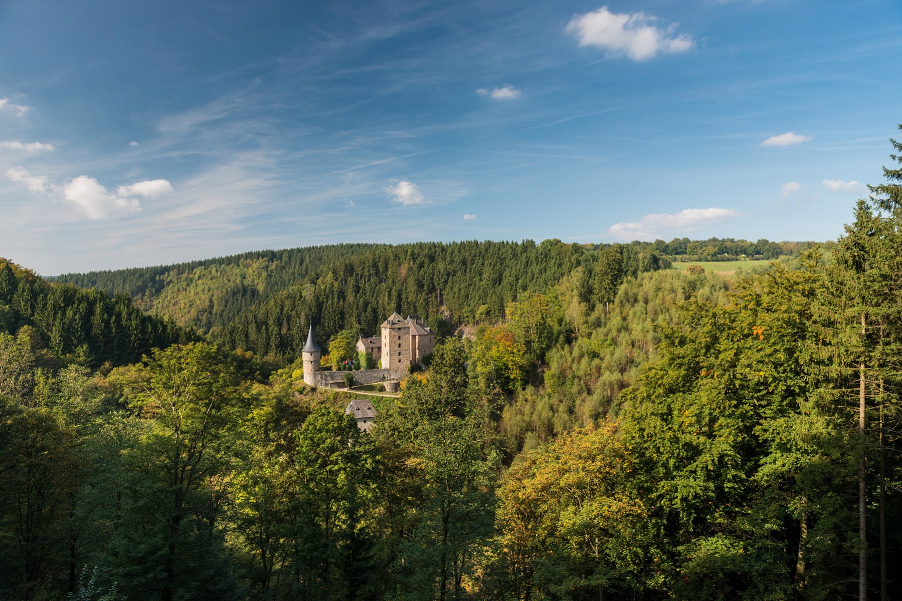 pAm-Fuszlige-des-Hohen-Venns-thront-die-Burg-Reinhardstein-auf-einem-Felssporn-uumlber-dem-Fluss-WarchenbspDie-Fluss--und-Waldlandschaft-rund-um-die-Burg-ist-so-interessant-dass-es-hier-sowohl-Fern--als-auch-Rundwege-zu-erwandern-gibtnbspcopy-WBT-Dominik-Ketzp