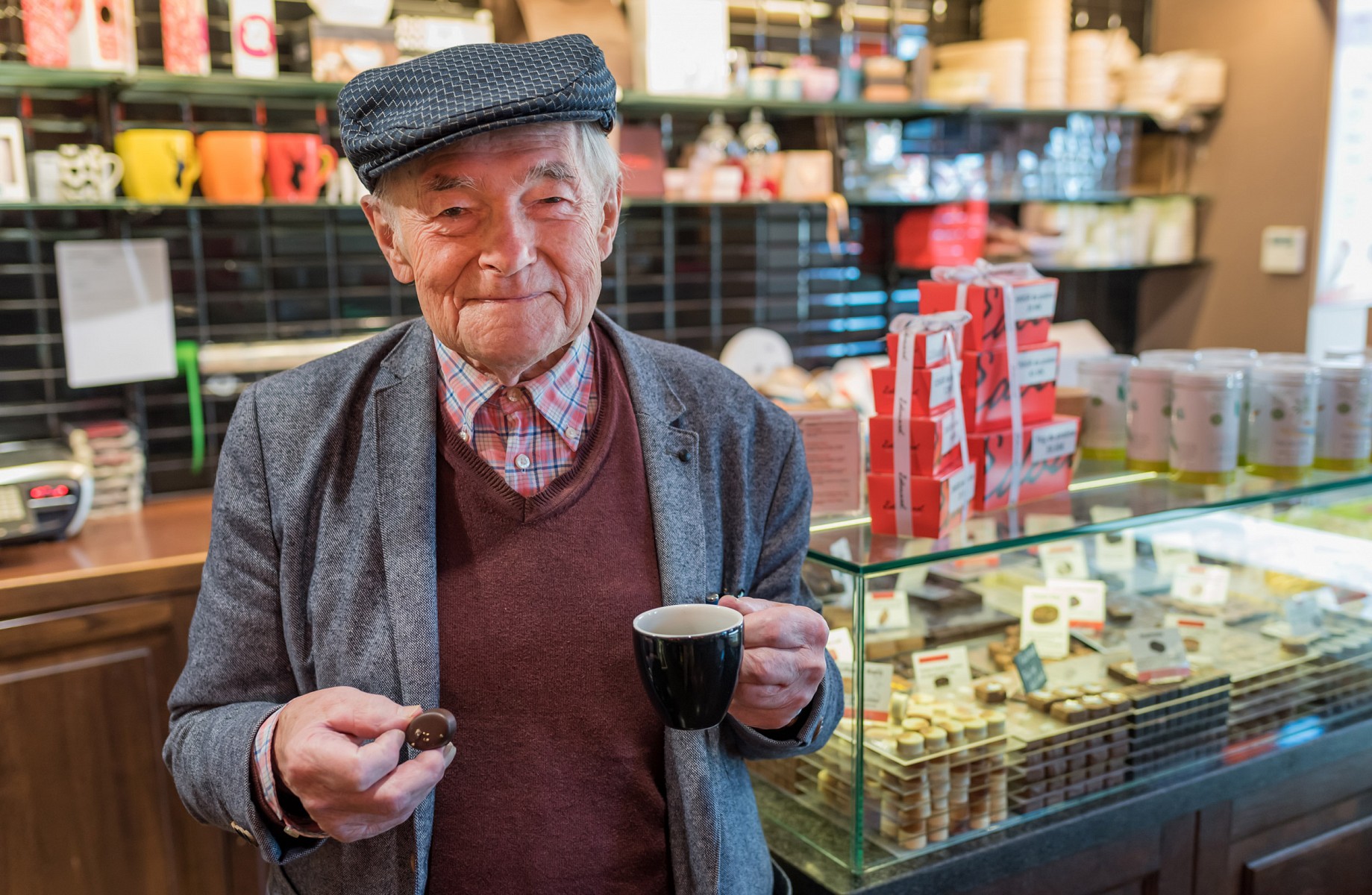 pUnweit-von-Chassepierre-in-Florenville-am-Dorfplatz-befindet-sich-eine-besondere-Quelle-des-GeschmacksnbspDie-Chocolatierskunst-von-Monsieur-Edouard-lockt-auch-die-Einheimischen-immer-wieder-in-das-Cafeacutebr-copy-Andreas-Pacekp