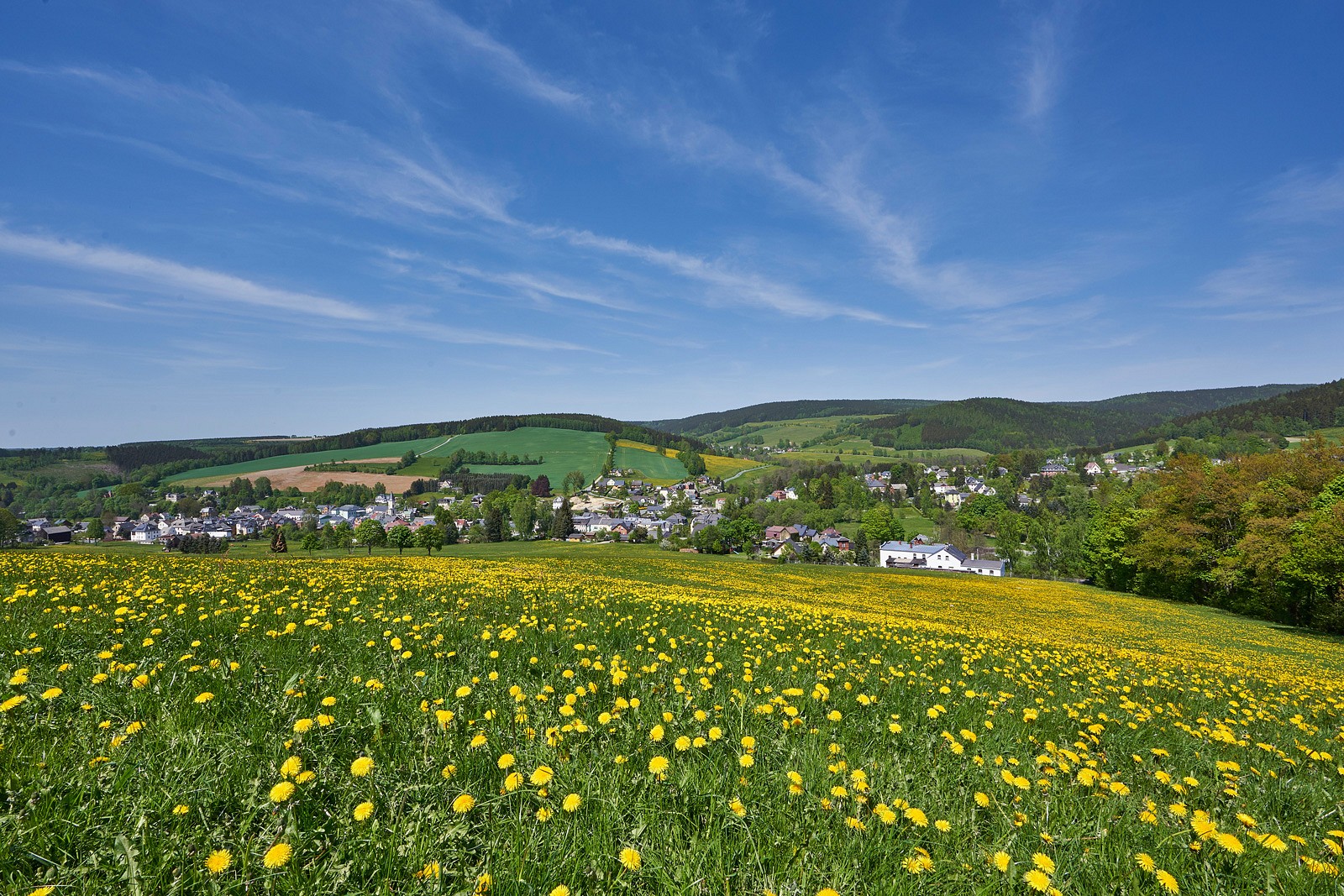 pDer-Musikwinkel-ist-nicht-nur-klangvoll-sondern-auch-landschaftlich-reizvoll-Hier-ein-Blick-auf-den-Kurort-Erlbach-und-dienbspAuslaumlufenbspdes-Erzgebirges-sowie-des-Elstergebirges-span-stylefont-size12pxcopy-TVV-T-Peiskerspanp