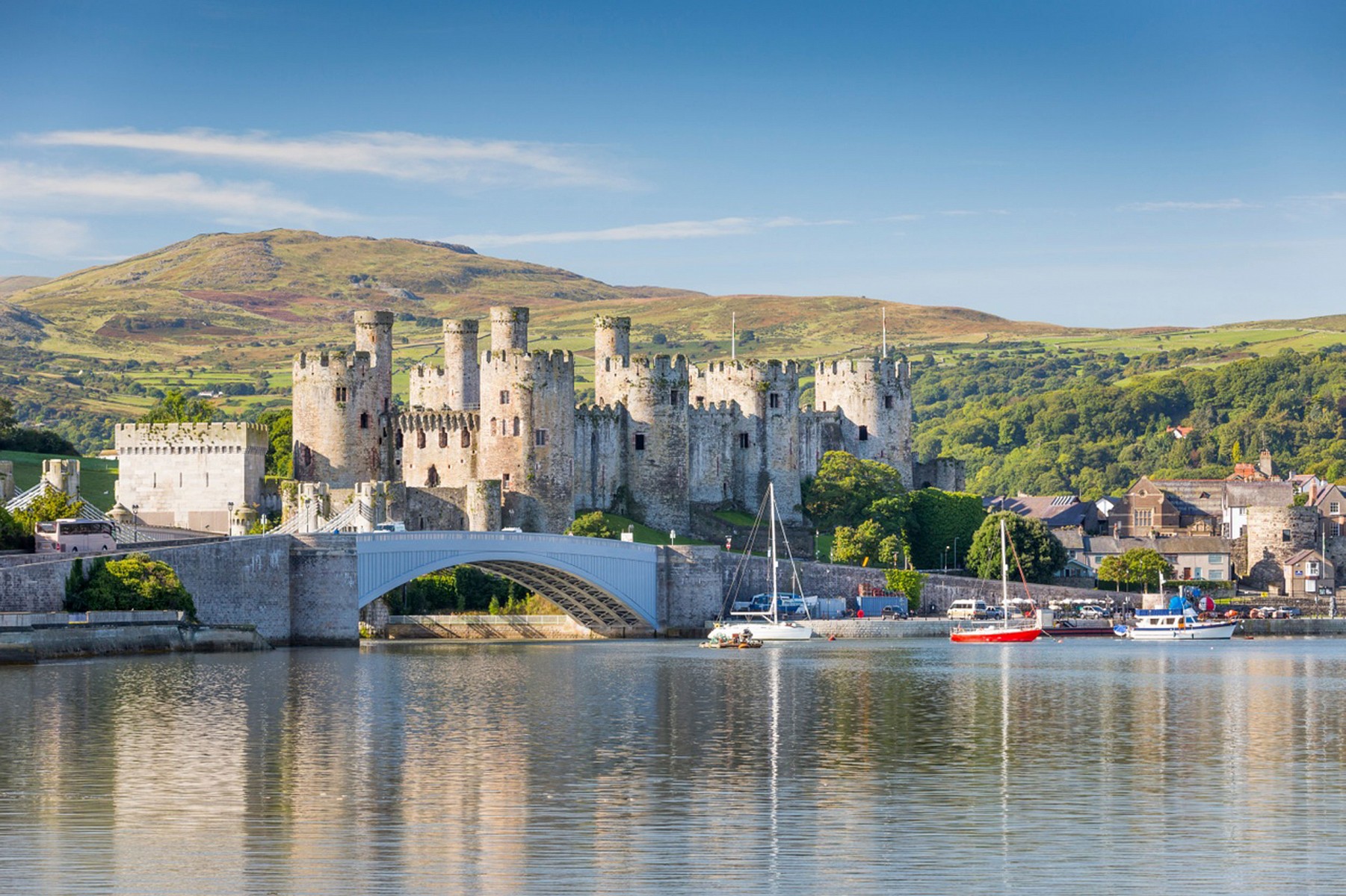 pstrongZeitreisestrongbr-Imposant-heben-sie-sich-von-der-gruumlnen-Landschaft-abnbspWer-in-Wales-wandert-kommt-umnbspBurgen-und-Schloumlsser-nicht-herum-Einige-gehoumlren-zum-a-hrefhttpswwwvisitwalescomdefreizeitaktivitaetensehenswuerdigkeitenunesco-welterbestaetten-wales-targetblankUNESCO-Weltkulturerbeanbspp