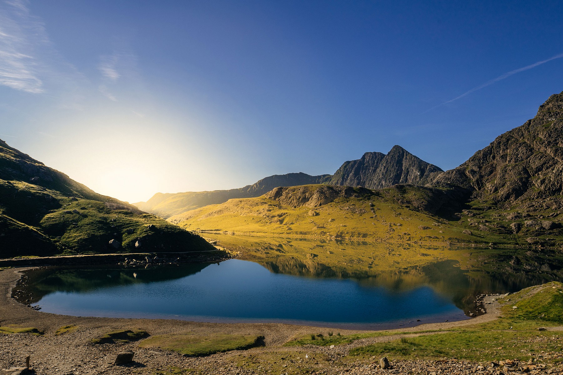 pstrongMomentestrongbr-Ein-Highlight-im-Norden-von-Wales-ist-die-eindrucksvolle-Bergwelt-des-a-hrefhttpswwwvisitwalescomdefreizeitaktivitaetennatur-landschaftender-snowdonia-nationalpark-targetblankSnowdonia-Nationalparksa-mit-tiefblauen-Bergseen-atemberaubend-schoumlnen-Schluchten-gurgelnden-Baumlchen-und-tosenden-Wasserfaumlllenp