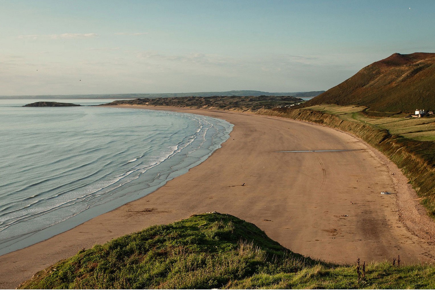 pstrongSand-und-Meerstrongbr-Wales-hat-mehr-als-230-Straumlnde-und-Buchten-darunter-auch-Rhossili-Bay-auf-der-a-hrefhttpswwwvisitwalescomdereisezielewestwaleszehn-dinge-die-sie-nicht-verpassen-sollten-targetblankHalbinsel-Gowera-in-Suumldwales-der-zu-den-Top-10-Straumlnden-der-Welt-gehoumlrt-u-a-ausgezeichnet-vonnbspTripAdvisorrsquos-Travellersrsquo-Choicenbspp