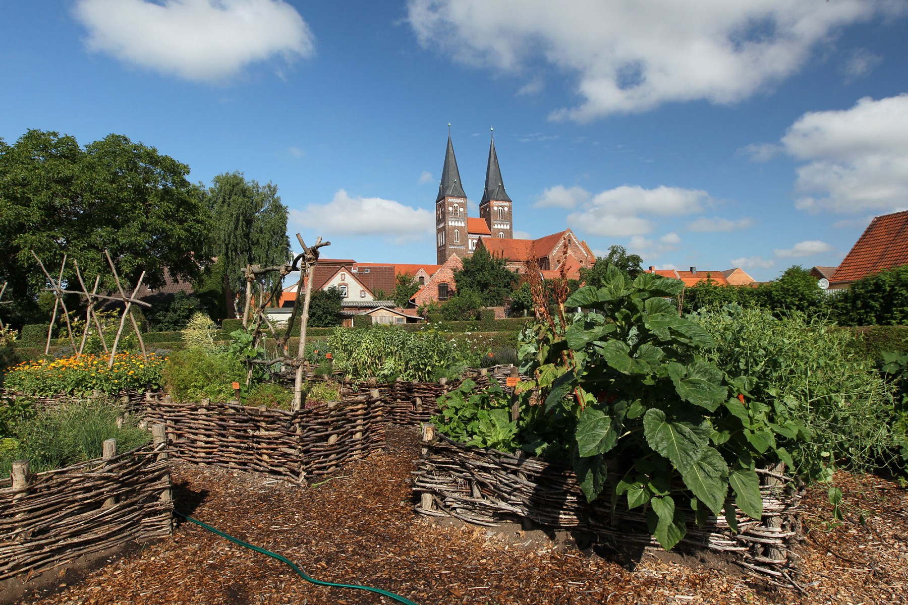 pIm-Ort-Jerichow-laumld-das-gleichnamigen-Kloster-mit-Backsteinbau-und-seinem-Klostergarten-zu-einem-Besuch-ein-Verbinden-laumlsst-sich-dieser-mitnbspder-69-km-langennbspa-hrefhttpswwwnaturfreude-erlebendedetourradfahrenkaiser-koenig-kanzler-route64354013dmdtaboax-tab1-targetblankKaiser-Koumlnig-Kanzler-Radtoura-span-stylefont-size12pxnbspbr-copy-IMG-Frank-Boxlerspanp