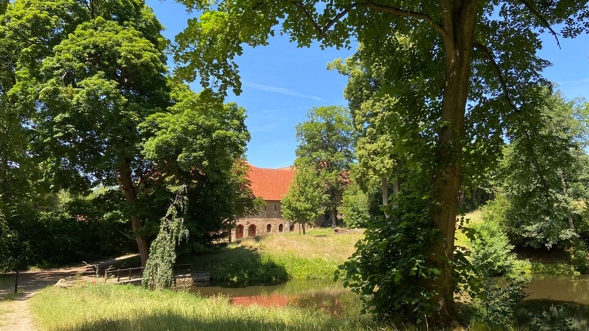 pDer-verwunschene-Schlosspark-Ilsenburg-liegt-auf-demnbspa-hrefhttpswwwnaturfreude-erlebendedetourthemenwegvon-kloster-zu-kloster-auf-dem-harzer-klosterwanderweg24161141-targetblankHarzer-Klosterwanderwega-Bereits-1860-wurde-der-Park-im-Stil-eines-englischen-Landschaftsparks-angelegtnbspbr-span-stylefont-size12pxcopy-Grahmannspanp