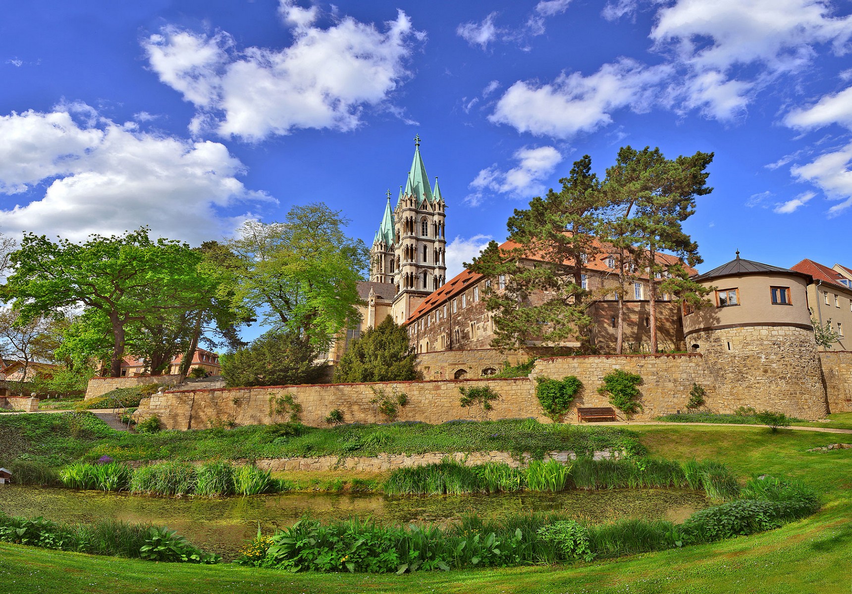 pEinen-Blick-auf-den-Naumburger-Dom-erhalten-Wandernde-auf-dem-a-hrefhttpswwwnaturfreude-erlebendedetourwanderungsaale-wein-weg4183159-targetblankSaale-Wein-Wega-Auf-25-km-fuumlhrt-er-durch-die-Weinberge-vorbei-an-vielen-kleinen-Probierstubenbr-span-stylefont-size12pxcopy-Vereinigte-Domstifer-Falko-Mattespanp