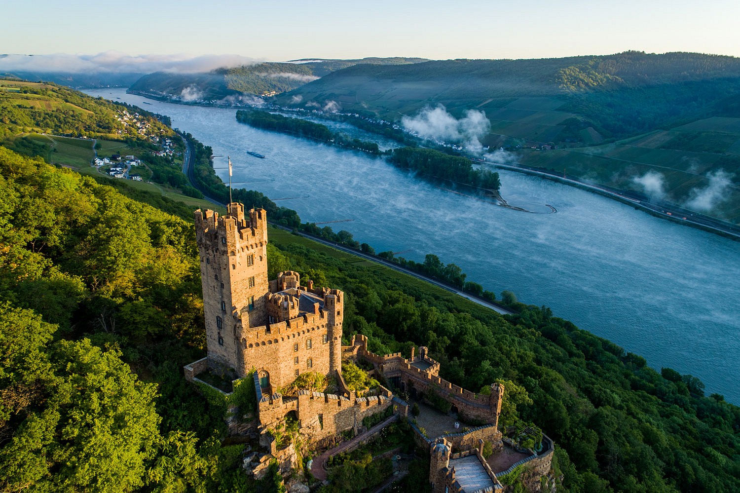 pspan-stylefont-size16pxDas-a-hrefhttpswwwromantischer-rheinderheinromantik-und-regionmajestaetisches-unesco-welterbewelterbe-oberes-mittelrheintal-targetblankUNESCO-Welterbe-Oberes-Mittelrheintala-kann-mit-Europas-groumlszligternbspBurgendichte-aufwarten-Wie-Leuchttuumlrme-koumlnnen-Wandernde-sich-an-den-Silhoutten-der-Bauwerke-im-Rheintal-auf-Tour-orientierenspanppspan-stylefont-size12pxFoto-Burg-Sooneck-in-Niederheimbach-am-RheinBurgenWegnbspcopynbspMahlow-Media-Romantischer-Rhein-Tourismus-GmbHspanp