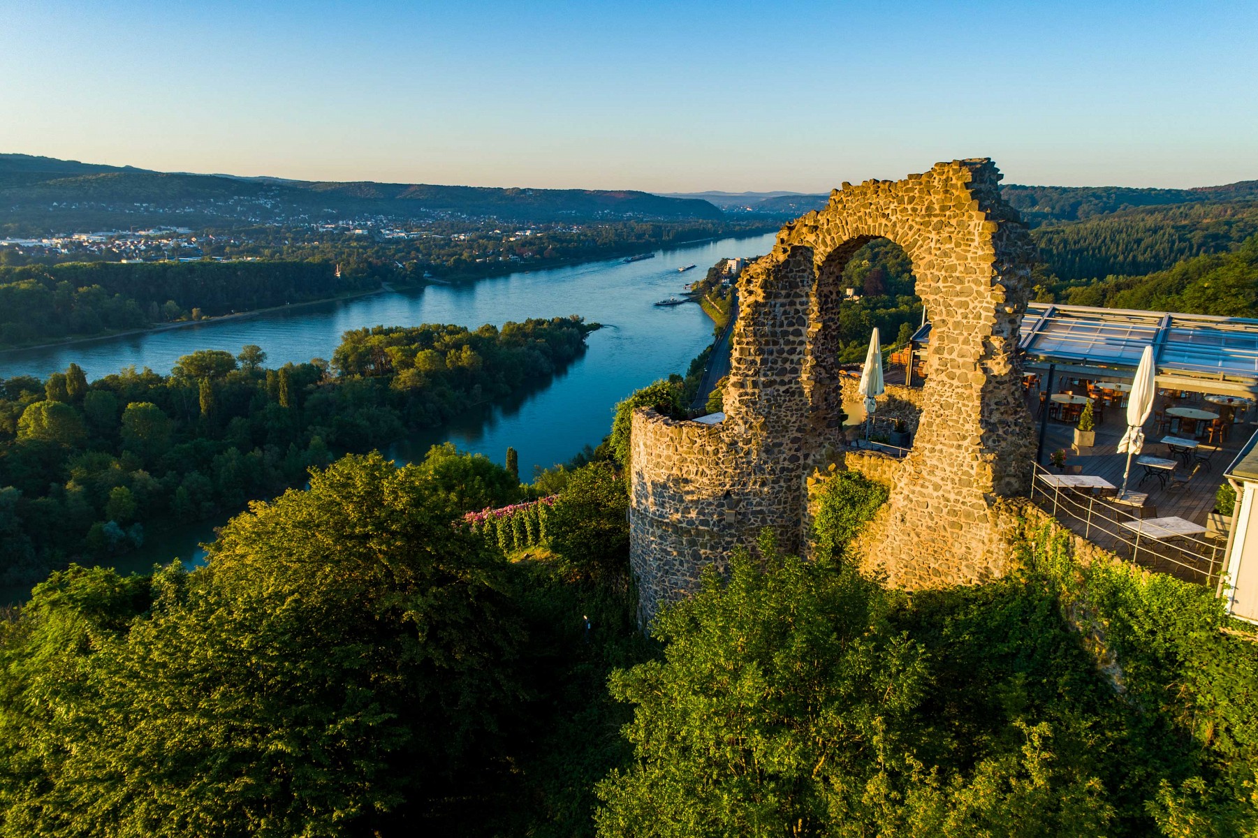 pspan-stylefont-size16pxDer-Rolandsborgen-ist-Start--und-Endpunkt-im-Nordennbspdes-RheinBurgenWeges-Vom-ehemaligen-Burgfenster-der-durch-ein-Erdbeben-zerstoumlrten-Burg-Rolandseck-bietet-sich-ein-weiter-Blick-uumlber-das-Siebengebirgenbspspanppspan-stylefont-size12pxRolandsbogen-copynbspMahlow-MedianbspRomantischer-Rhein-Tourismus-GmbHspanp