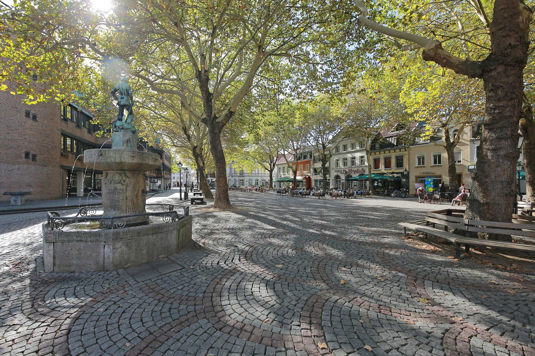 pViele-Orte-wie-z-B-Kempen-sind-gepaumlgt-von-einemnbspmittelalterlichen-Stadtbild-Der-Buttermarkt-ist-mit-seinen-kleinen-Geschaumlften-und-Lokalen-ein-wahres-Genieszligerparadiesppspan-stylefont-size14pxFoto-Buttermarkt-in-Kempen-copy-Andreas-Baumspanp