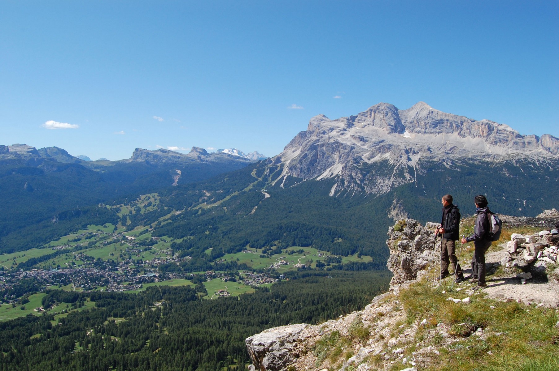 pstrongWandermomente-sammelnstrongppspan-stylefont-size14pxDie-Landschaft-rund-um-Cortina-d39Ampezzo-bietet-unzaumlhligen-Aussichtsmomente-und-Perspektiven-in-die-Taumller-und-auf-die-umliegenden-Gipfel-Von-der-a-hrefhttpswwwdolomitiorgdecortinaexperiencestrekkingtrekking-tour-forcella-zumeles-targetblankSchartenbspForcella-Zumelesa-erstreckt-sich-der-Blick-uumlber-die-felsige-Kantenbspweit-uumlber-die-Ampezzaner-Talmulde-waumlhrend-im-Ruumlcken-die-Baumwipfel-rauschen-und-dernbspLago-Son-Forca-zu-sich-locktnbspspanpp-styletext-alignrightspan-stylefont-size12pxFoto-copy-Paola-Dandreaspanp