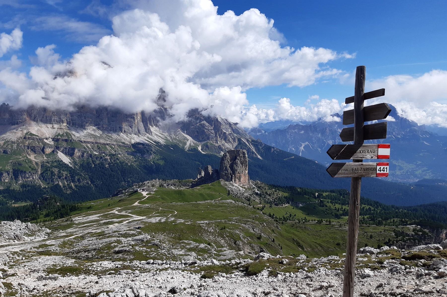 pspan-stylefont-size14pxInmitten-der-zum-UNESCO-Weltnaturerbe-ernanntennbspFelsformationen-der-Dolomiten-liegt-Cortina-drsquoAmpezzonbspDie-Stadt-war-eines-der-ersten-touristischen-Reiseziele-in-den-AlpennbspHeute-ist-sie-immer-noch-ein-beliebter-Urlaubsort-fuumlr-Sportbegeisterte-und-Erholungssuchende-Mehr-als-400-km-an-markierten-Wanderwegen-sind-zu-erlebennbspspanppspan-stylefont-size14pxFotonbspspanspan-stylefont-size14pxWegweiser-mit-Blick-auf-Tofana-di-Rozes-links-5-Torri-in-der-Mitte-und-Cortina-d39Ampezzo-rechtsnbspcopy-Cortina-Marketingspanp