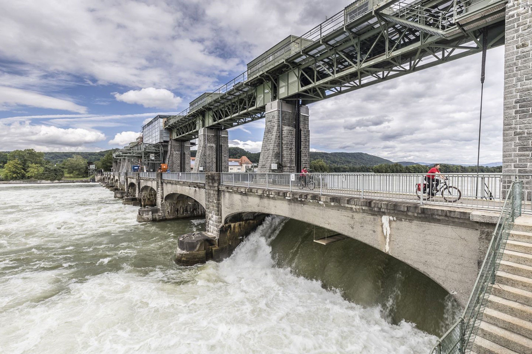 pstrongDie-Kraft-des-Wassersstrongppspan-stylefont-size14pxDer-Rhein-wird-in-dieser-Gegend-bereits-zur-Stromgewinnung-genutzt-seitdem-in-a-hrefhttpswwwtourismus-rheinfeldendede-targetblankRheinfelden-Badena-1898-das-erste-Flusskraftwerk-Europas-in-Betrieb-genommen-wurde-Auf-dem-Weg-treffen-Wandernde-auf-mehrere-dieser-a-hrefhttpswwwenergiedienstdekraftwerkekraftwerksbesichtigungen-targetblankbeeindruckenden-Kraftwerkea-uumlber-deren-Bruumlcken-immer-wieder-dernbspRhein-uumlberquert-werden-kannspanpp-styletext-alignrightspan-stylefont-size12pxFoto-Wasserkraftwerk-WyhlenAugstnbspcopy-Gemeinde-Grenzach-Wyhlennbspspanp