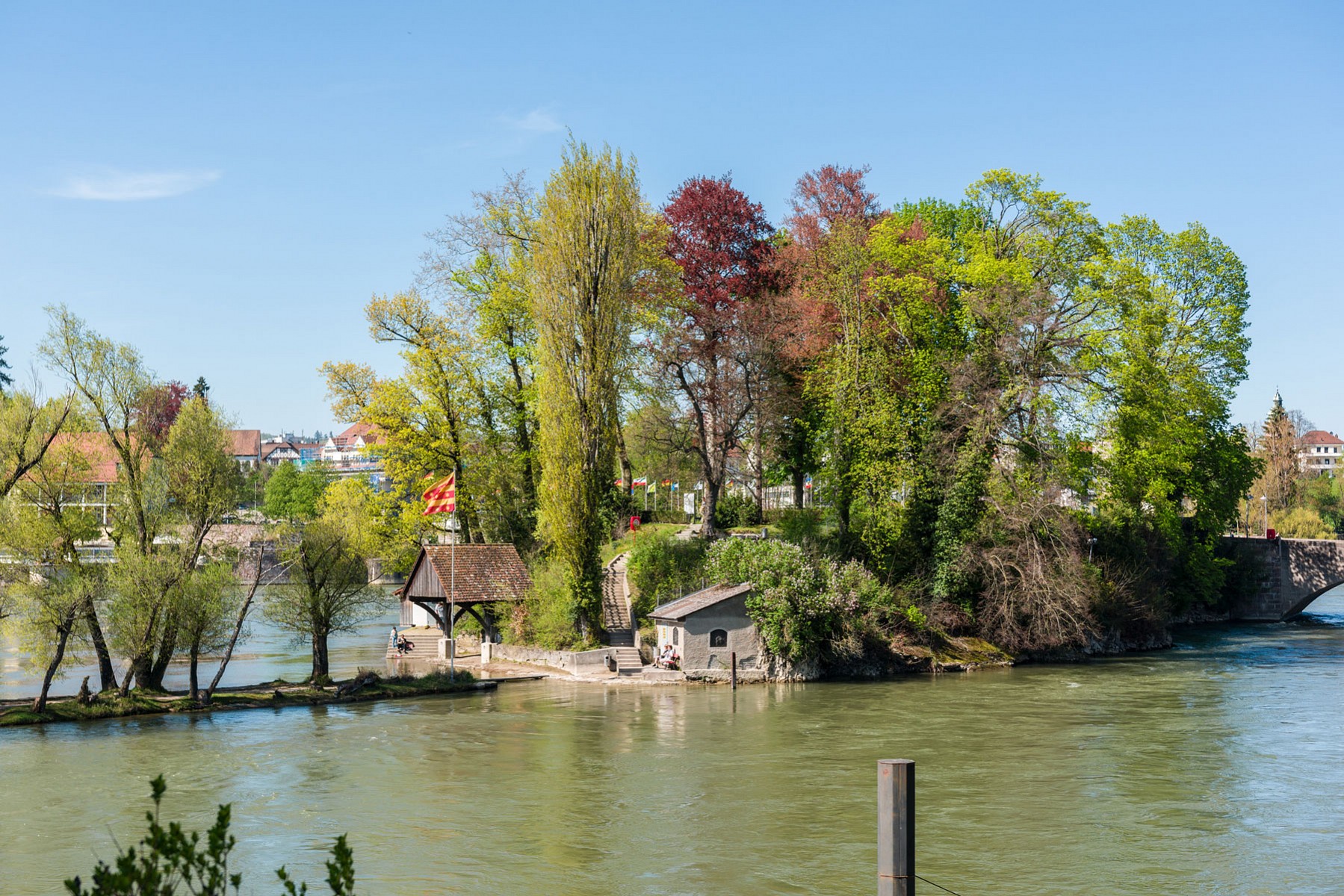 pstrongVerweilen-und-Genieszligenstrongppspan-stylefont-size14pxUumlberall-laden-Plaumltze-zum-Verweilen-und-Genieszligen-ein-Ruhebaumlnke-am-Rhein-sind-ideal-fuumlr-eine-kurze-VerschnaufpausenbspDas-beruumlhmte-bdquoInselildquo-ist-der-perfekte-Ort-zum-Entspannen-und-fuumlr-eine-laumlngere-Rast-Auch-Einheimische-verbringen-hier-gerne-ihre-Freizeit-Mehrere-Badestellen-entlang-des-Rheins-locken-mit-einer-kurzen-Abkuumlhlungspanpp-styletext-alignrightspan-stylefont-size12pxFoto-Inseli-copy-Henri-Leuzingerspanp