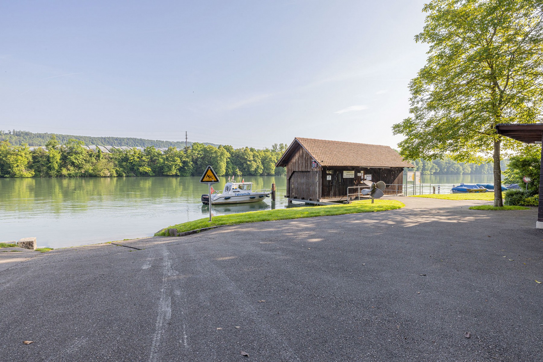 pstrongHistorische-Transportmittel-zu-Wasserstrongppspan-stylefont-size14pxNeben-den-zahlreichen-Bruumlcken-kann-der-Rhein-auch-auf-dem-Boot-uumlberquert-werden-Die-a-hrefhttpswwwkaiseraugstchdienstleistungen14109-targetblankRheinfaumlhre-bdquoFaumlhrildquoa-verbindet-Kaiseraugst-mit-Rheinfelden-Herten-die-a-hrefhttpswwwpfvmumpfchrheinfaehre-targetblankMumpfer-Faumlhrea-verbindet-die-Schweiz-und-Deutschland-ebenfalls-auf-dem-Wasserweg-Beide-blicken-zuruumlck-auf-eine-lange-Geschichte-in-der-Uumlberquerung-des-Rheinsspanpp-styletext-alignrightspan-stylefont-size12pxFoto-Kaiseraugst-Rheinfaumlhre-copy-Markus-Raubspanp