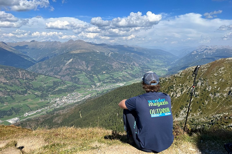 pstrongGipfelblickestrongbr-span-stylefont-size14pxZahlreiche-Gipfel-wie-der-des-Helms-2433m-mit-Blick-in-das-Pustertal-liegen-auf-der-Wegstreckenbspbr-Infos-zum-Karnischen-Houmlhenwegnbspa-hrefhttpswwwosttirolcomentdecken-und-erlebensommerwandernweitwanderwegeder-karnische-hoehenweg-targetblankwwwosttirolcomaspanp