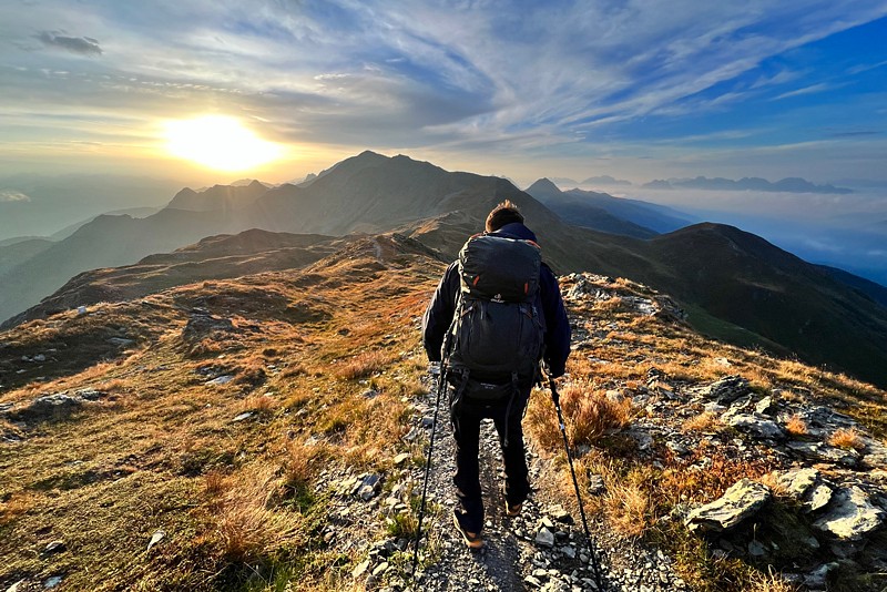 pspan-stylefont-size14pxDie-mittelschwere-Huumlttentour-hat-kaum-Versicherungen-oder-Kletterstellen-Oumlstlich-des-Ploumlckenpasses-liegt-eine-sanfte-Berglangschaft-mit-weitflaumlchigen-Almwiesen-Westlich-liegt-dernbspalpinistisch-anspruchsvolle-Teil-mit-dennbsphoumlchsten-Gipfel-des-Karnischen-Kammesnbspspanp