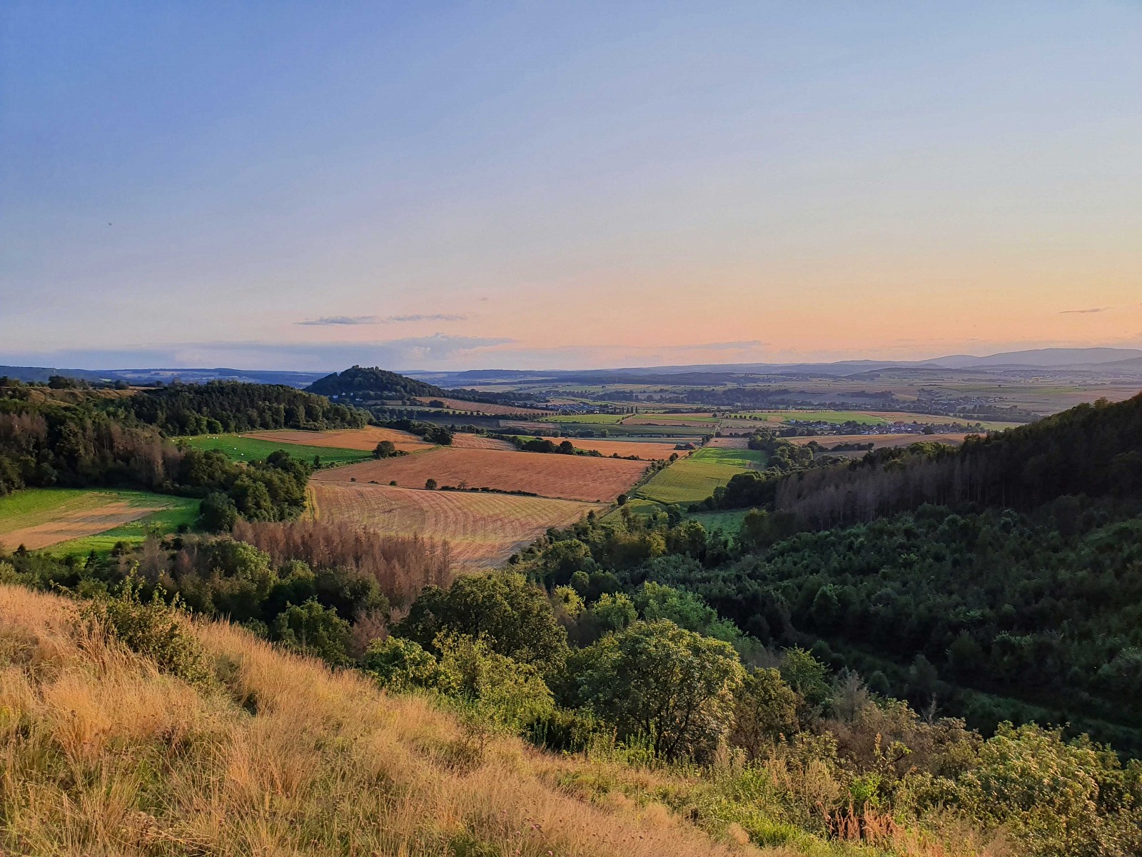 pspan-stylefont-size14pxDie-Fabelwege-verlaufen-durch-den-Naturpark-Knuumlll-Deutschlands-juumlngstennbspNaturpark-Seit-2021-laumldt-das-80000-Hektar-groszlige-Gebietnbspmit-bewaldeten-Kuppen-undnbspweiten-Wiesentaumllern-zu-sich-ein-Auf-den-a-hrefhttpswwwrotkaeppchenlanddemediatourenfabelweg-falkenflugarticle2e70b7ab-0917-4263-8d42-167e7712f5e5-targetblankFabelweg-Falkenfluganbspblickt-man-auf-den-Naturpark-von-oben-bis-zu-den-Huumlgeln-des-Kellerwaldes-Mit-etwas-Gluumlck-lassennbspsich-sogar-Wanderfalken-Schwarzspechte-und-Neuntoumlter-erspaumlhennbspspanbr-span-stylefont-size11pxFoto-copy-Katrin-Andersspanp