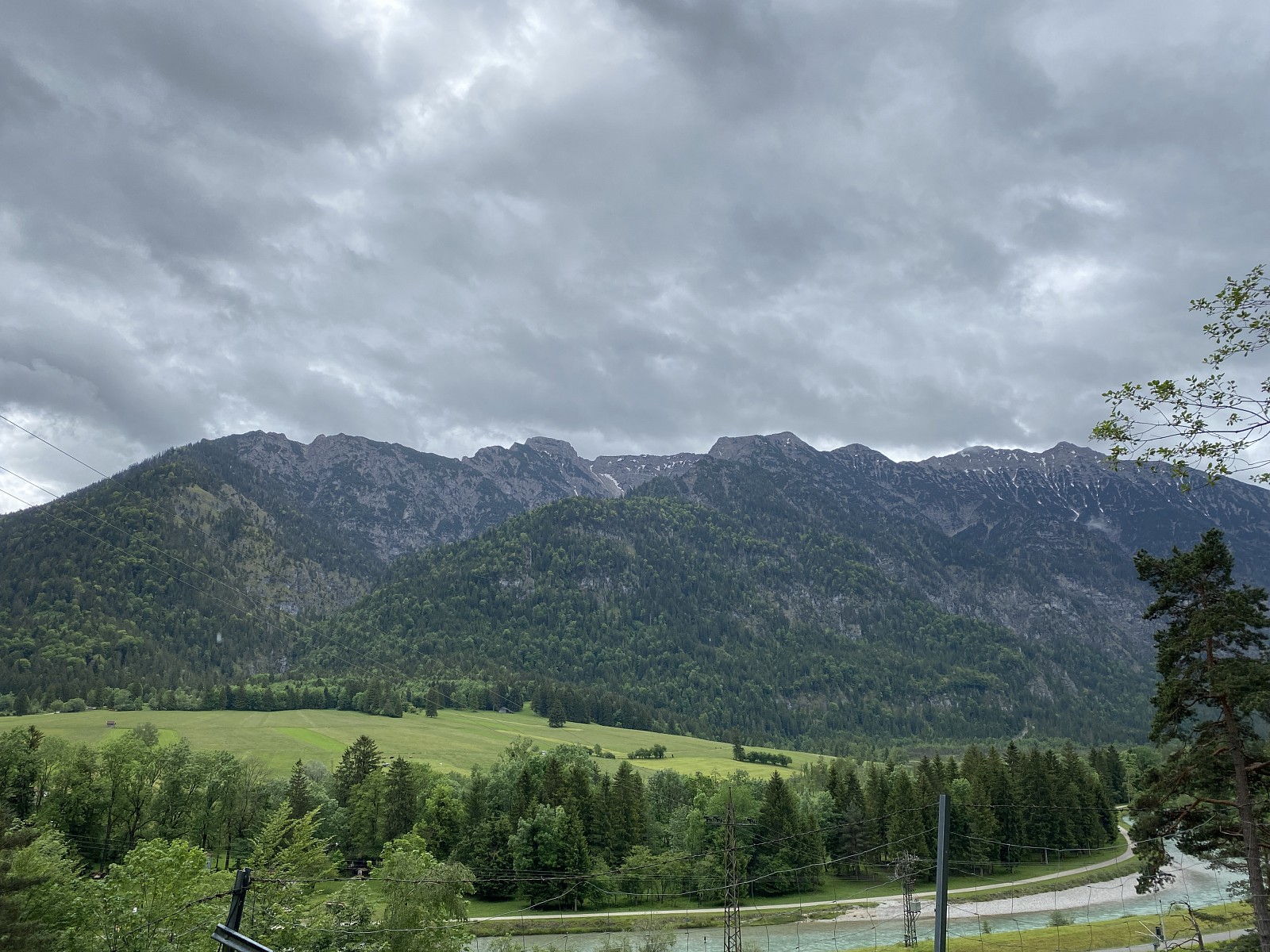 pspan-stylefont-size12pxBlick-auf-das-Estergebirge-bei-Eschenlohe-Alpine-Touren-auf-die-Hohe-Kiste-oder-den-Krottenkopf-sind-moumlglichnbspspanspan-stylefont-size12pxa-hrefhttpswwwzugspitzlandde-targetblankwwwzugspitzlanddeaspanp