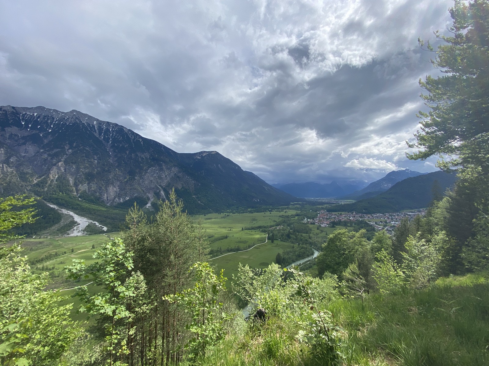 pspan-stylefont-size12pxAm-Ortsrand-in-Oberau-fuumlhrt-ein-Pfad-hinauf-zum-Loisachblick-mit-fantastischer-Aussicht-ins-Tal-und-auf-die-Loisach-bis-nach-Garmisch-Partenkirchennbspspanp