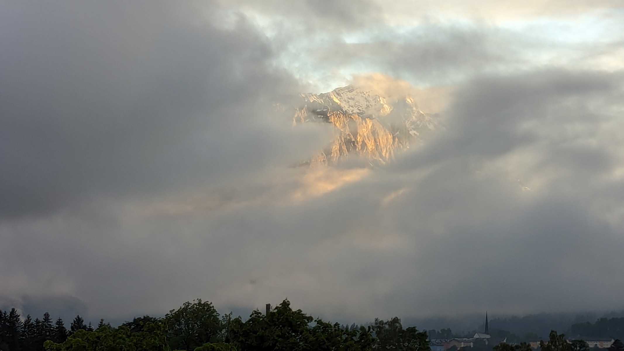 pstrongspan-stylefont-size12pxDramatische-Bergmomente-erleben-ohne-viele-Houmlhenmeterspanstrongbr-span-stylefont-size12pxIm-Sonnenuntergang-blitzt-das-Felsmassiv-der-Zugspitze-einmal-kurz-hervorbr-Alle-Fotos-copy-Ricarda-Groszligespanp