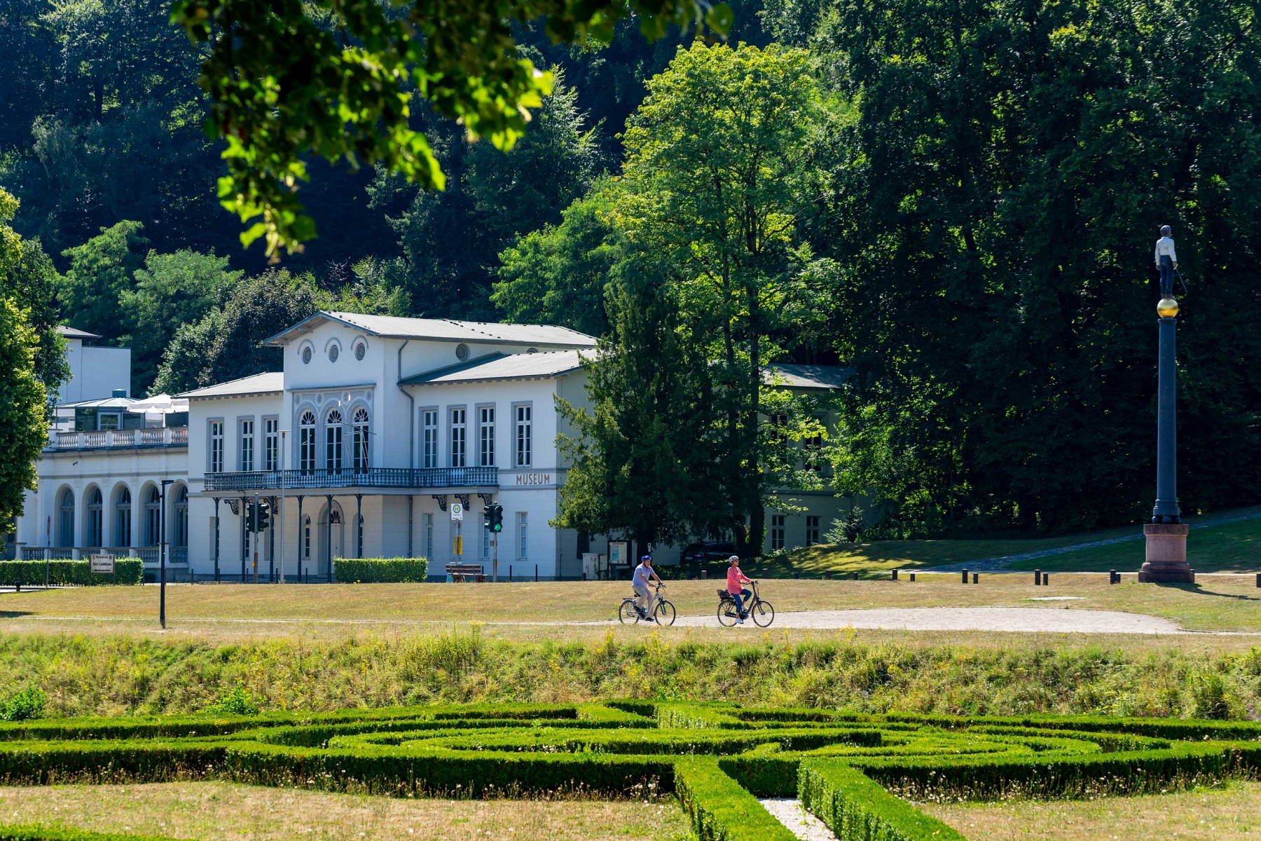 pUumlber-2000-Kilometer-ist-das-Radwegenetz-am-Niederrhein-lang-Viele-Tourenvorschlaumlge-finden-sich-aufnbspa-hrefhttpsniederrhein-tourismusderadfahren-radrouten-targetblankwwwstadt-land-niederrheindeappWer-individuellnbspunterwegs-sein-will-kann-das-Knotenpunktsystem-nutzen-um-eine-eigenenbspTour-zu-planen-oder-unterwegs-einen-Abstecher-vorzunehmennbspppspan-stylefont-size14pxFoto-Kleve-Schlosspark-copy-Niederrhein-Tourismus-Patrick-Gawandtkaspanp