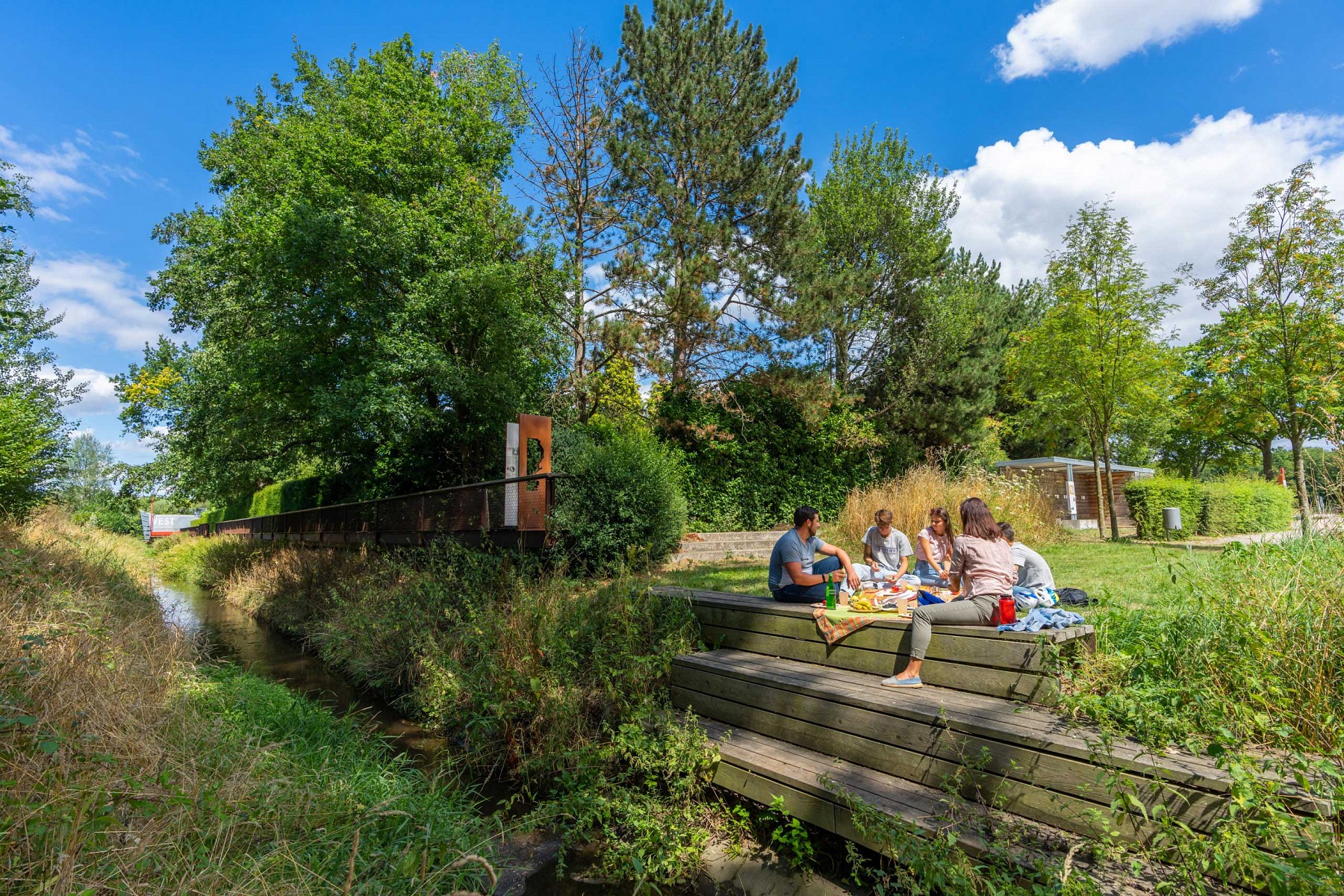 pBei-einer-Picknickpause-z-B-am-westlichsten-Punkt-Deutschlands-koumlnnen-regionale-Spezialitaumlten-genossen-werdennbspDazu-zaumlhlen-uanbspfrisches-Brot-hausgemachter-Kaumlse-und-frische-Obstsaumlfte-Zahlreiche-Einkehrmoumlglichkeiten-zBnbspin-a-hrefhttpsstadt-land-niederrheindebetriebsartcafe-targetblankBauernhofcafeacutesa-lockennbspzusaumltzlich-mit-allerlei-Koumlstlichkeitenppspan-stylefont-size14pxFoto-copy-Niederrhein-Tourismus-Patrick-Gawandtkaspannbspp