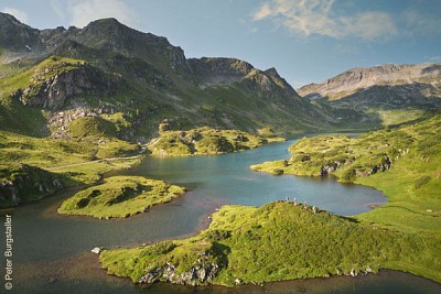 Die Giglachseen eingebettet in eine fjordartige grüne Berglandschaft