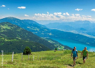 Zwei Wandernde auf dem Alpe-Adria-Trail
