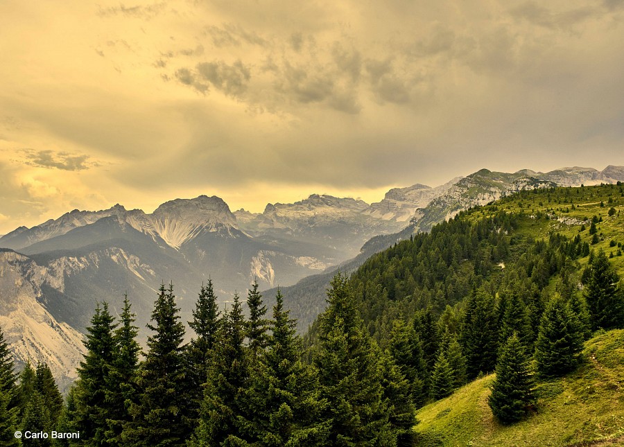 Berg- und Tallandschaft in den Dolomiten