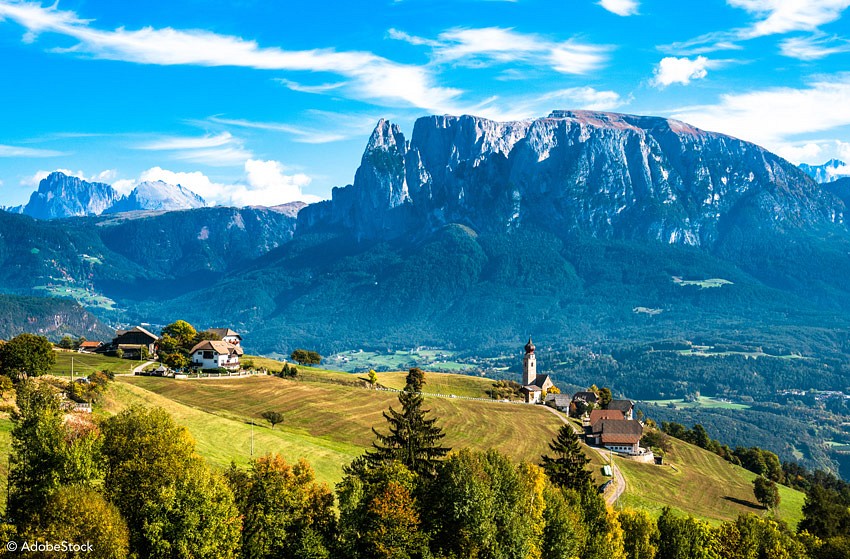Wanderung in Südtiroler Alpen, Blick über das Etschtal auf die Dolomiten
