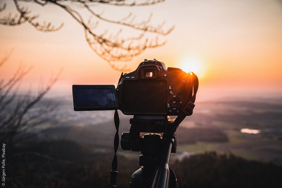 Kamera vor Panorama im Sonnenuntergang
