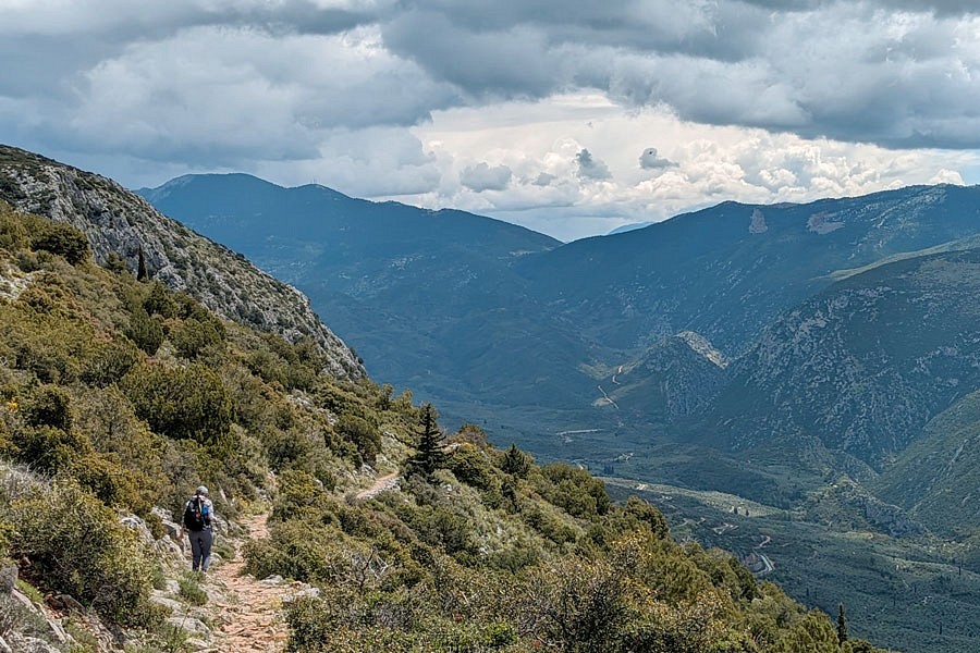 Ausblick in die Bergkulisse auf dem Wolftrail in Griechenland