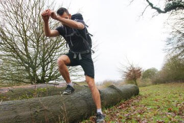 Marwin Isenberg beim Wandertraining draußen am Baumstamm