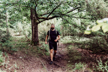 Mann wandert im Wald