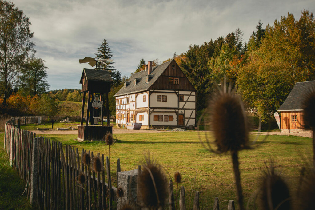 Ein altes Fachwerkhaus in idyllischer Landschaft