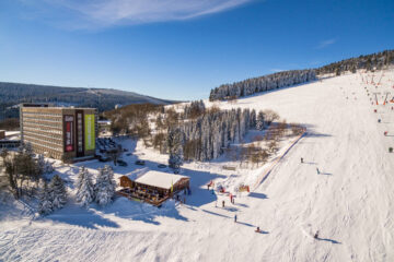 Skipiste mit Hotel daneben von oben
