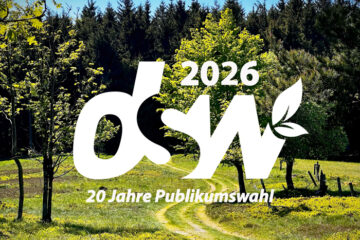 Ein Wiesenpfad mit dem Logo der diesjährigen Publikumswahl
