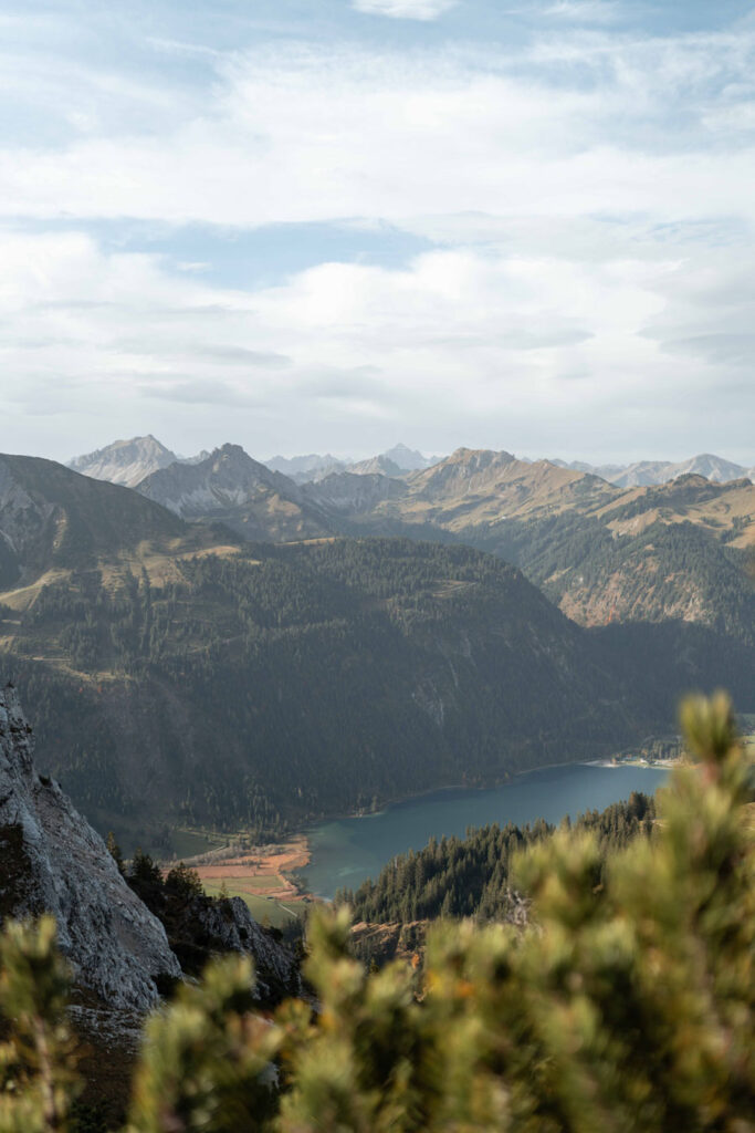 Aussicht über das Bergpanorama des Tannheimer Tals mit Bergsee