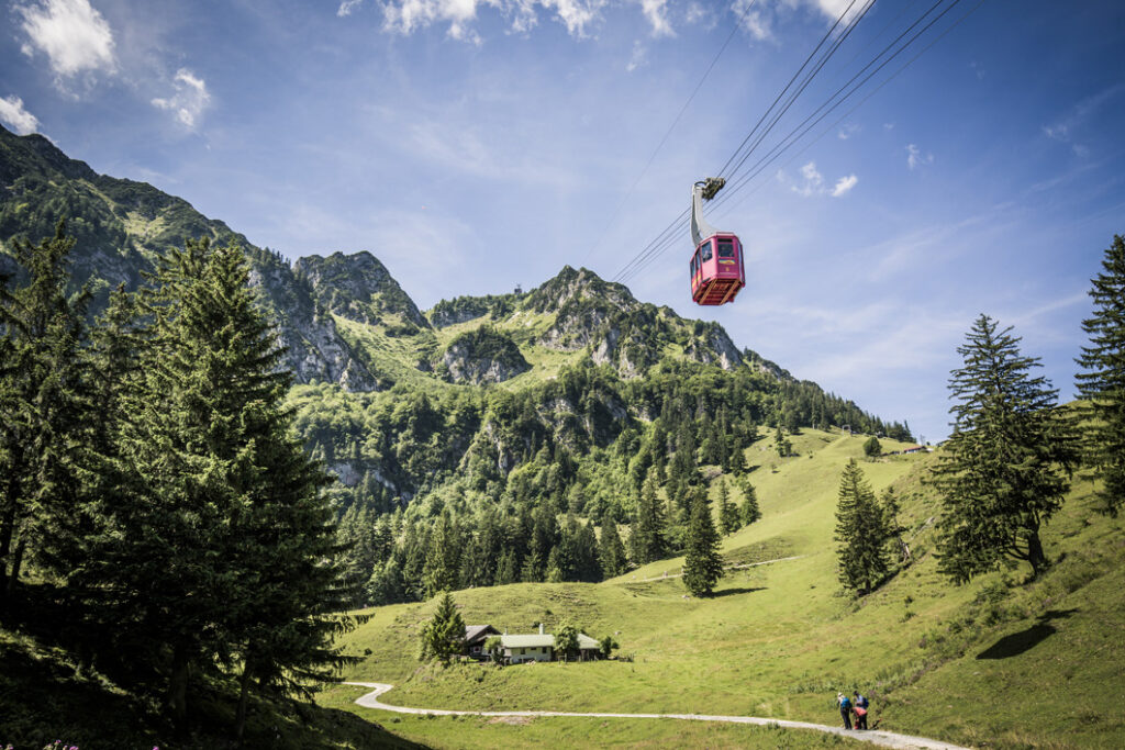 Hiochfelln-Seilbahn durch das Bergpanorama im Chiemgau