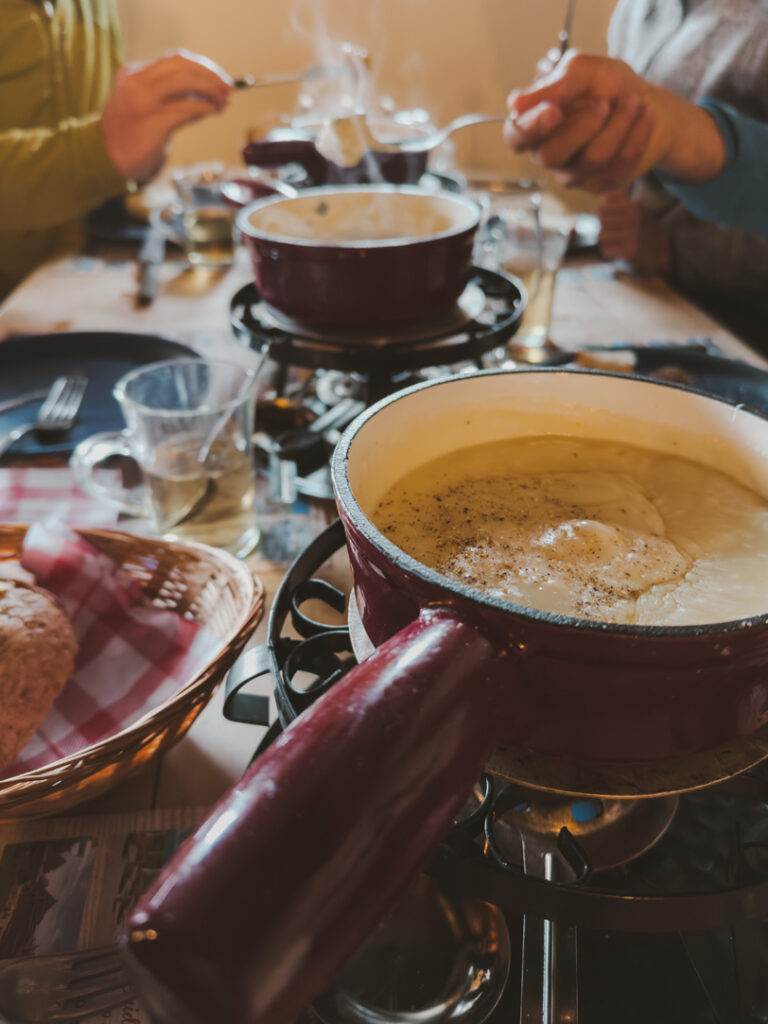 Gedeckter Tisch mit Käsefondue-Töpfen