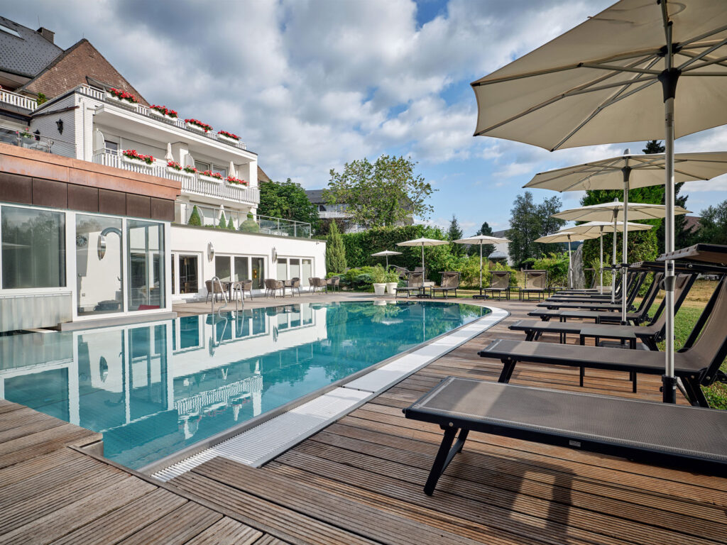 Ansicht von Pool & und Außengebäude des Hotels Reppert, Hinterzarten